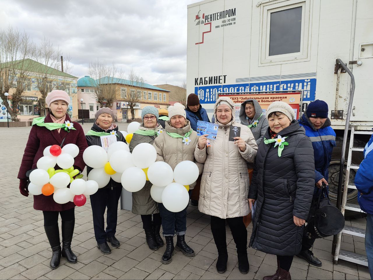 Жители Агинского бесплатно проверили лёгкие в передвижном кабинете флюорографии